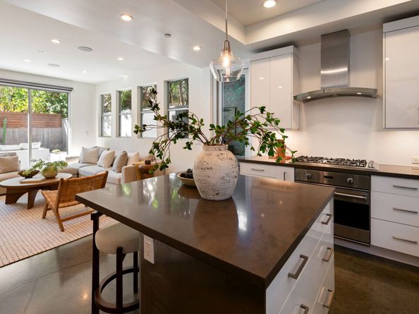 2009 Montana Avenue, Santa Monica CA 90403