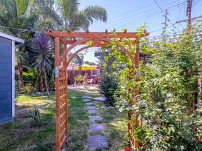 5907 S Van Ness Avenue, Los Angeles CA 90047