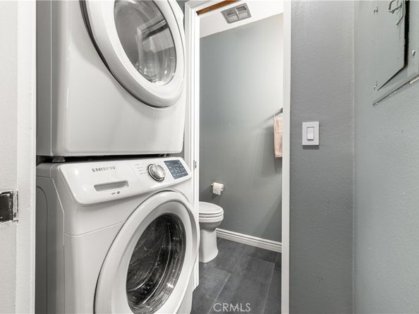 18631 Collins Street 10, Tarzana CA 91356