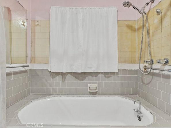 15945 Hart Street, Lake Balboa CA 91406