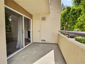 5520 Owensmouth Avenue 103, Woodland Hills CA 91367