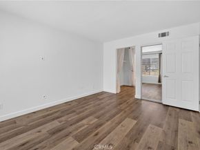 5520 Owensmouth Avenue 103, Woodland Hills CA 91367