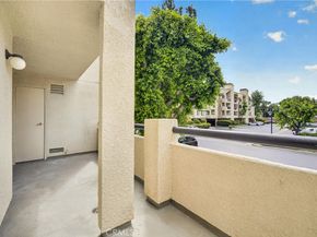 5520 Owensmouth Avenue 103, Woodland Hills CA 91367