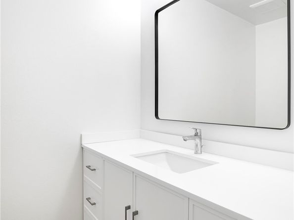 927 N Kings Road 118, West Hollywood CA 90069