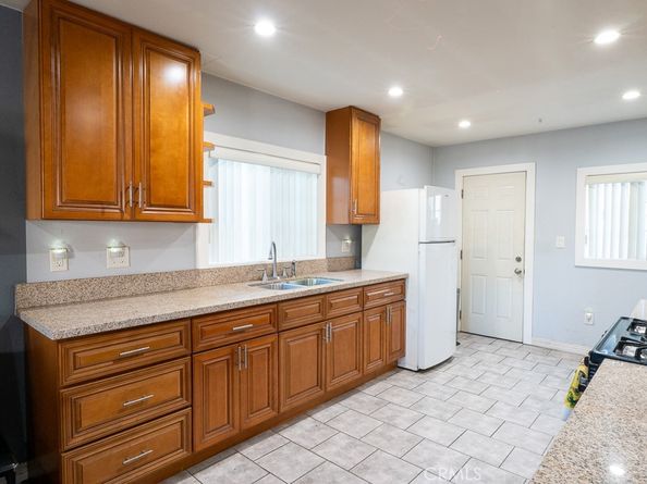 431 W 81st St, Los Angeles CA 90003