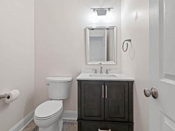 293 Roslyn Ct, West New York NJ 07087