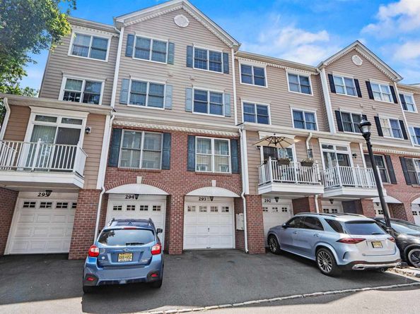 293 Roslyn Ct, West New York NJ 07087