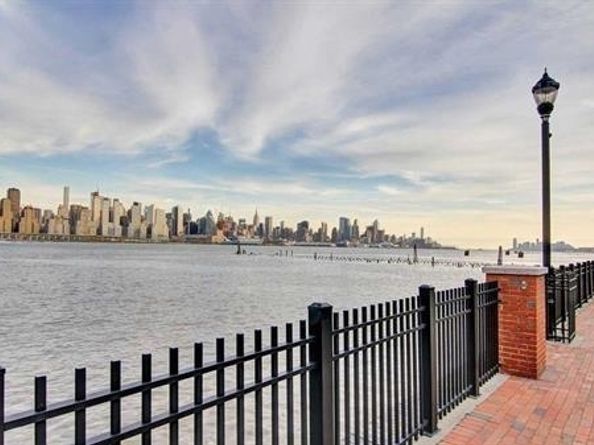 293 Roslyn Ct, West New York NJ 07087