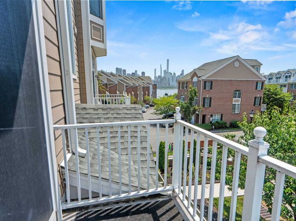 293 Roslyn Ct, West New York NJ 07087