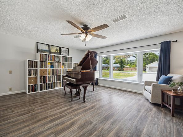 9925 Warwana Road, Houston TX 77080