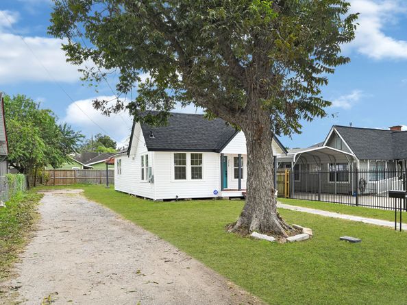 9434 E Avenue K, Houston TX 77012