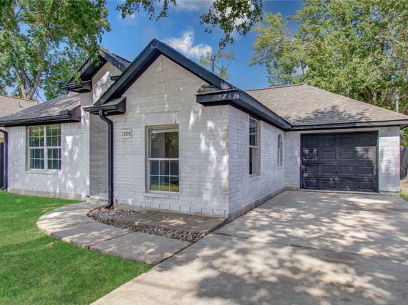 1909 Melbourne Street, Houston TX 77026