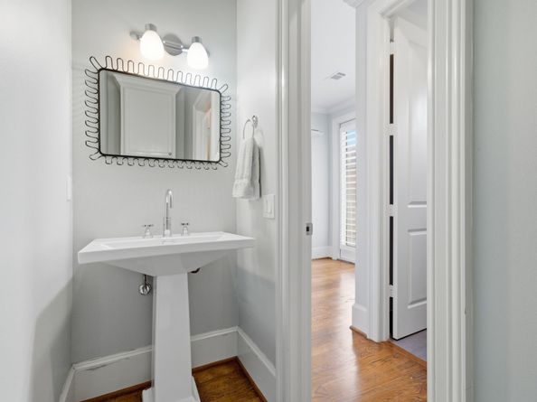 4915 Chenevert Street, Houston TX 77004