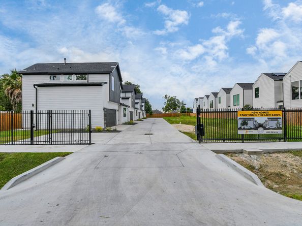 235 Julia Street B, Houston TX 77022