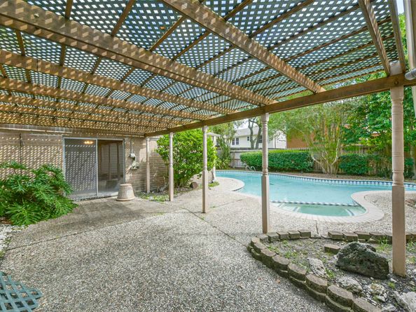 1811 Rushbrook Drive, Houston TX 77077
