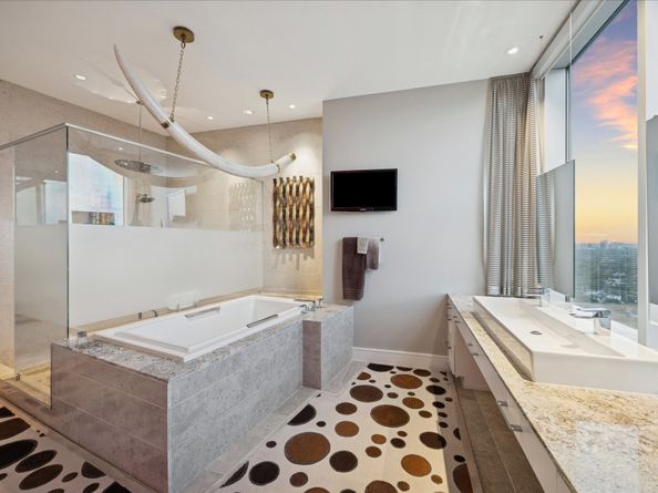 2727 Kirby Drive 24E, Houston TX 77098