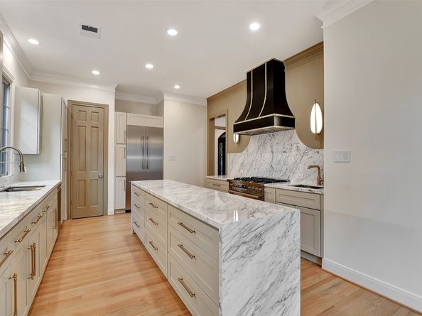 74 Briar Hollow Lane, Houston TX 77027