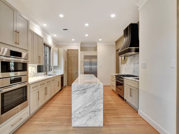 74 Briar Hollow Lane, Houston TX 77027