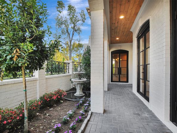 74 Briar Hollow Lane, Houston TX 77027