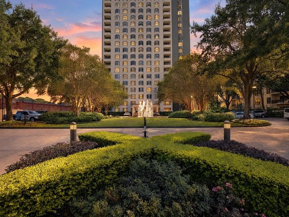 651 Bering Drive 503, Houston TX 77057