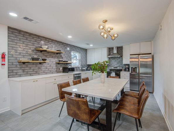 9515 Meadowglen Lane, Houston TX 77063