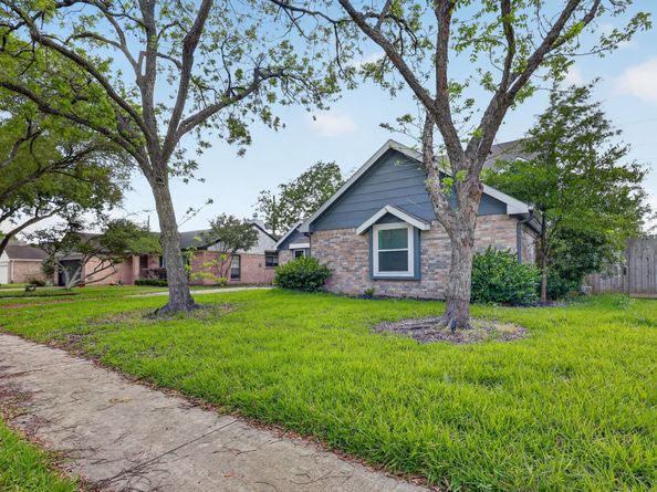 417 W Hillary Circle, Sugar Land TX 77498