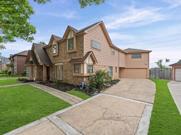110 Shadow Wood Drive, Sugar Land TX 77498