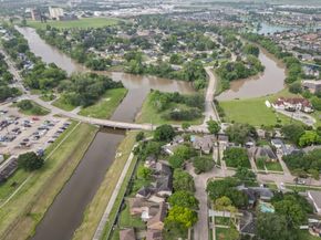 110 Shadow Wood Drive, Sugar Land TX 77498