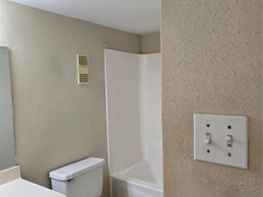 5917 Fairdale Lane 6, Houston TX 77057