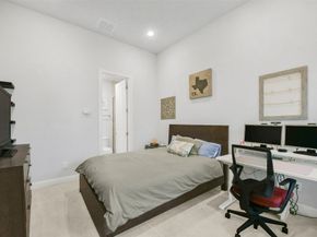 1040 W 26th Street E, Houston TX 77008