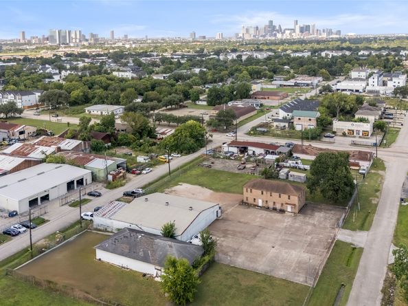 6910 Winton Street, Houston TX 77021