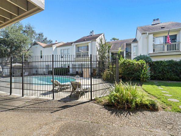2100 Tanglewilde Street 625, Houston TX 77063