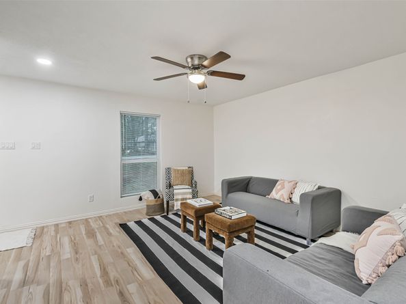 105 E Wavy Oak Circle, The Woodlands TX 77381