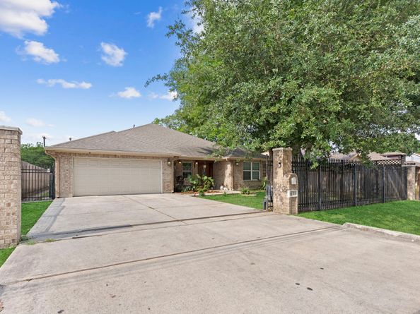 631 Apache Street, Houston TX 77022