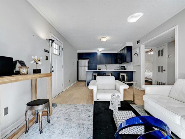 1304 Summit ST 101, Austin TX 78741