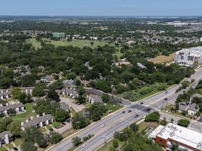 1841 River Crossing CIR B, Austin TX 78741