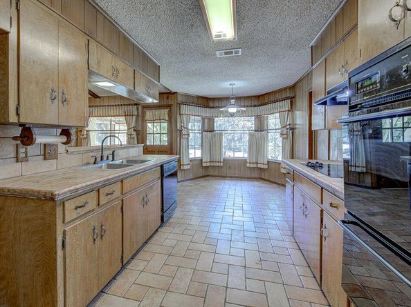 8205 Cliffview DR, Austin TX 78759