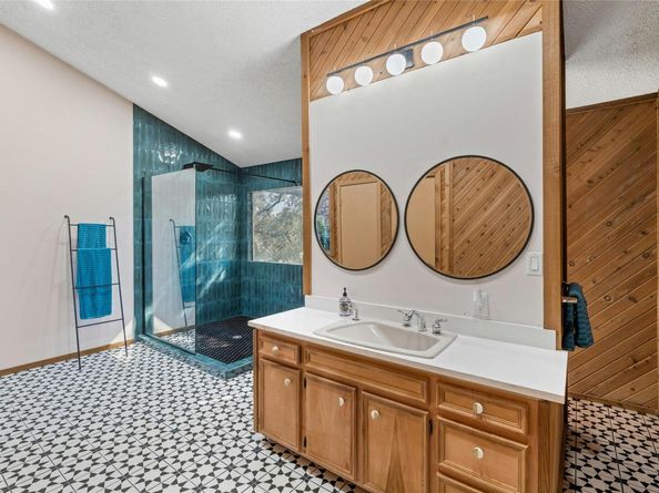 537 Venture BLVD S, Point Venture TX 78645