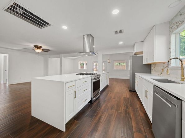 4811 Savorey LN, Austin TX 78744