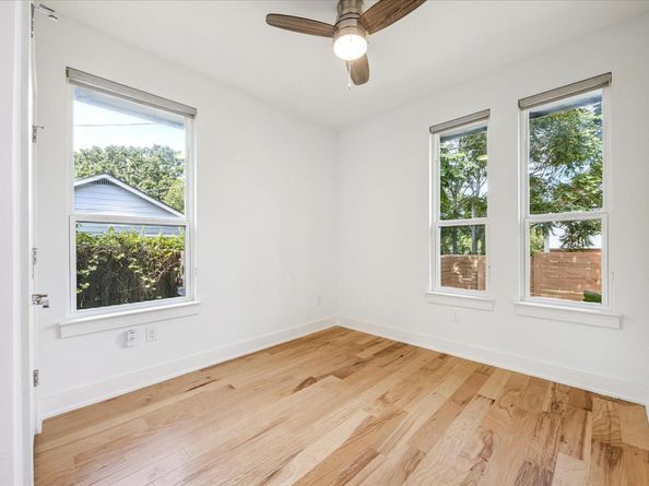 1300 Walnut Ave A, Austin TX 78702