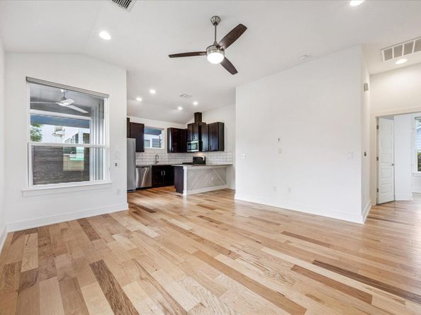 1300 Walnut Ave A, Austin TX 78702