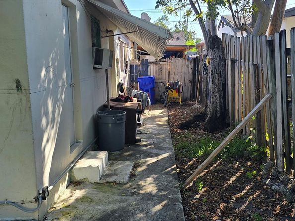 781 NW 30th St, Miami FL 33127