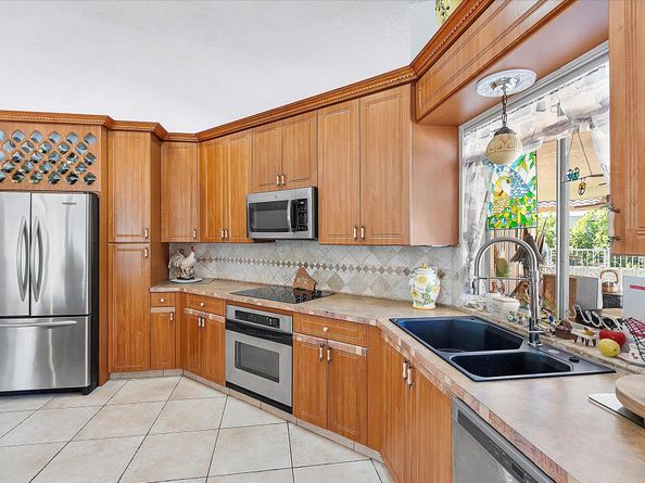 4636 Rothschild Dr, Coral Springs FL 33067