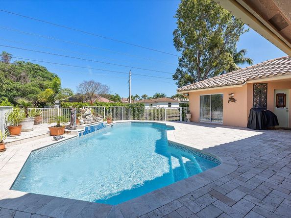 4636 Rothschild Dr, Coral Springs FL 33067
