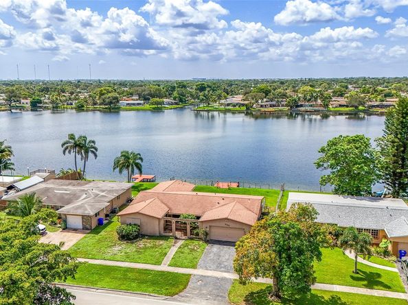 8720 Pasadena Blvd, Pembroke Pines FL 33024
