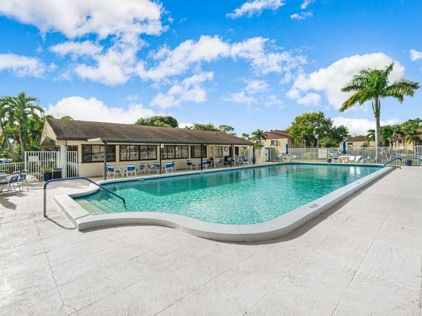 432 Pine Glen Lane C2, Greenacres FL 33463
