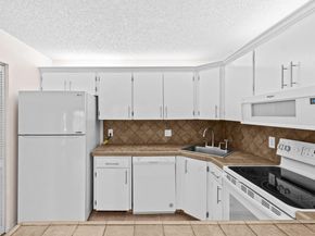 432 Pine Glen Lane C2, Greenacres FL 33463