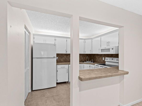 432 Pine Glen Lane C2, Greenacres FL 33463