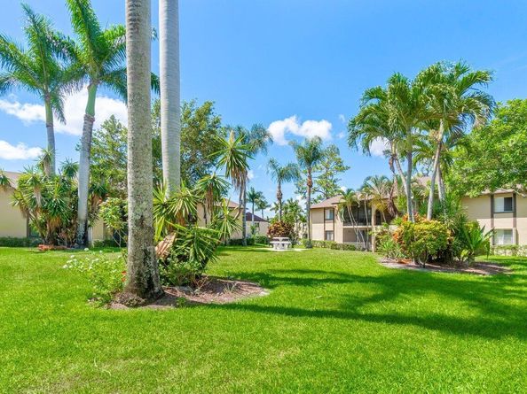432 Pine Glen Lane C2, Greenacres FL 33463