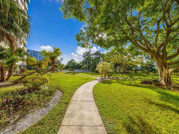 4330 Hillcrest Dr 705, Hollywood FL 33021